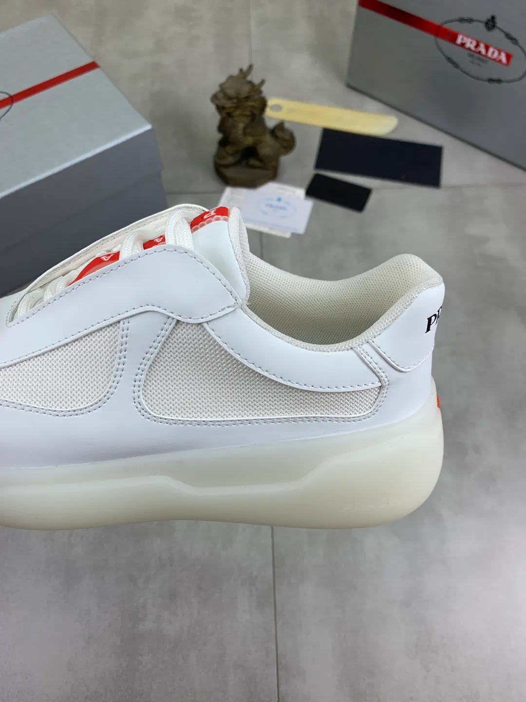 Men's shoes 💰P620 new (higher version) new PRADA (Prada) classic models are on the market at the same time, new men's shoes, 😘fabrics are selected from original imported calfskin. First layer of imported cowhide lining. The original version is awesome! 👍🏿Original open-molded non-slip PU outsole, with exquisite lines, simple and elegant, super comfortable and classy on foot, suitable for leisure travel. Code number: 38-45 (46 customized) 3️⃣ colors available
